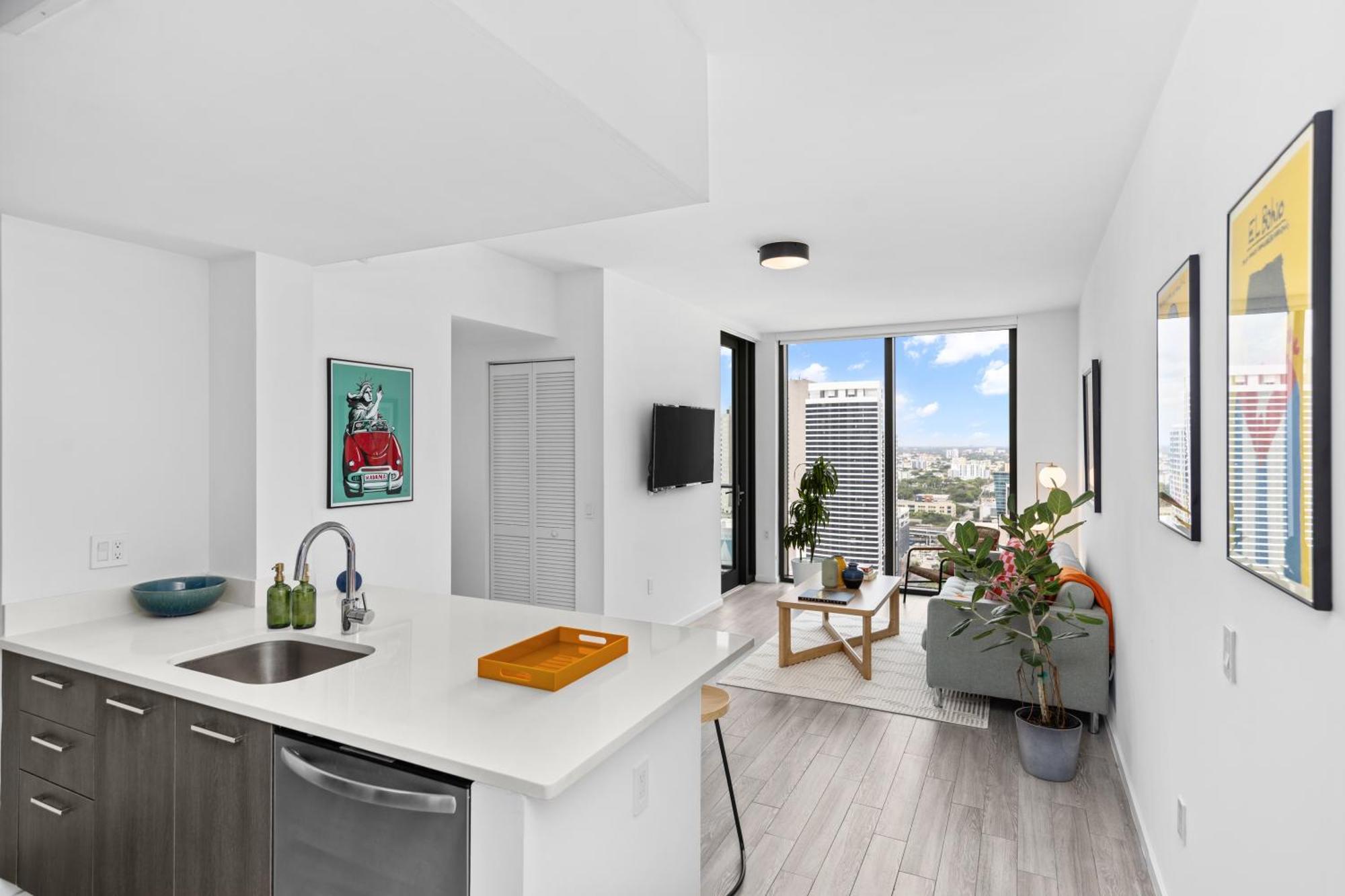 Stunning 2bd 2ba High-rise In Downtown With Amazing Views *